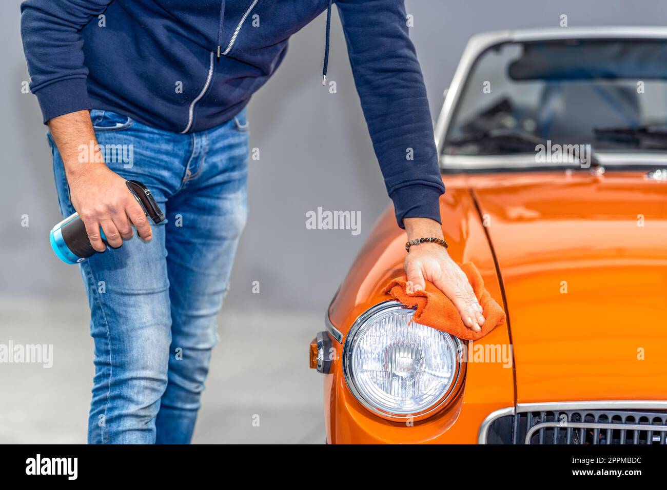Voiture de nettoyage, polissage, lavage et nettoyage professionnels avec microfibre dans le garage Banque D'Images