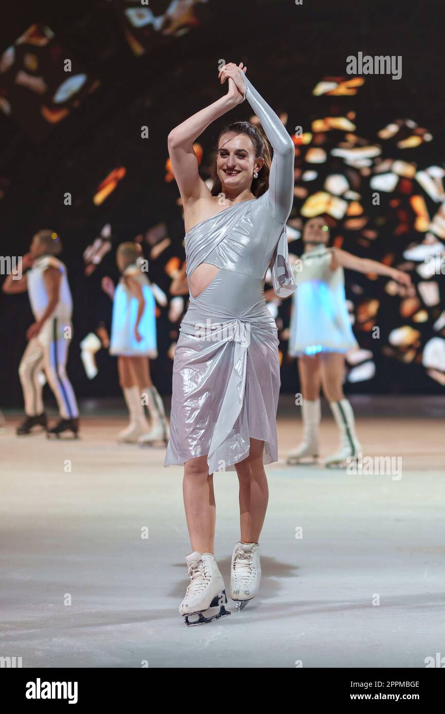 Gabriella Papadakis (championne olympique 2022 en danse sur glace), montre des photos du spectacle de glace Holiday on Ice 2023 - Un nouveau jour au Tempodrom à Berlin. Banque D'Images