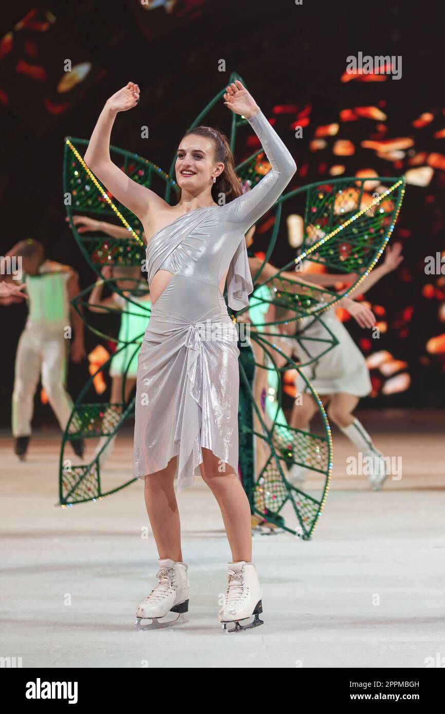 Gabriella Papadakis (championne olympique 2022 en danse sur glace), montre des photos du spectacle de glace Holiday on Ice 2023 - Un nouveau jour au Tempodrom à Berlin. Banque D'Images