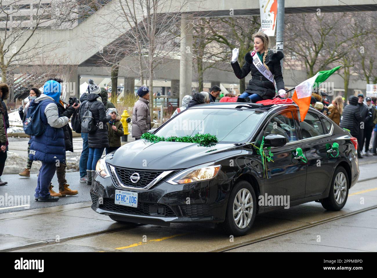 Toronto, ON, Canada – 10 mars 2019 : les gens prennent part au défilé de la Saint-Patrick au centre-ville de Toronto Banque D'Images