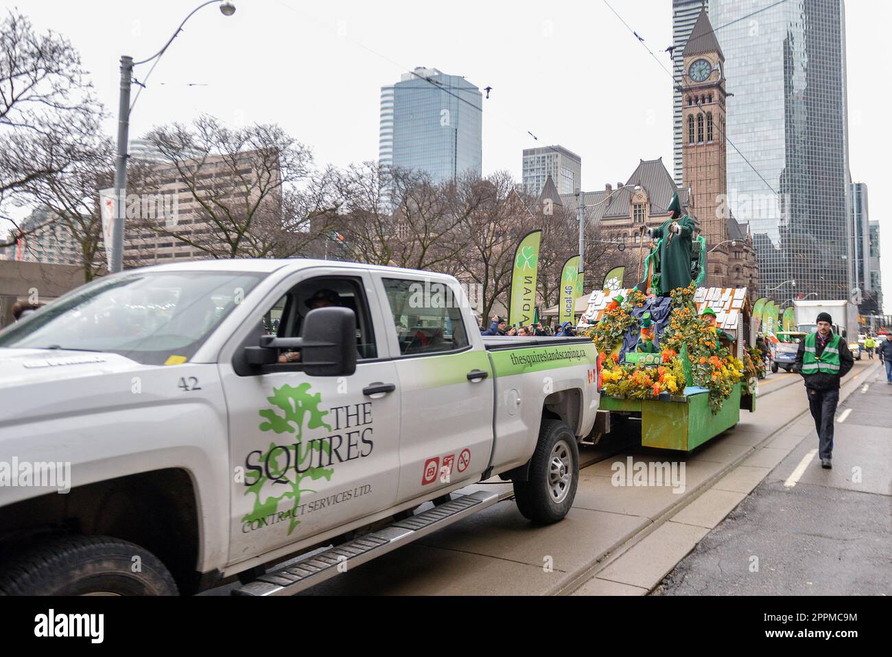 Toronto, ON, Canada – 10 mars 2019 : les gens prennent part au défilé de la Saint-Patrick au centre-ville de Toronto Banque D'Images