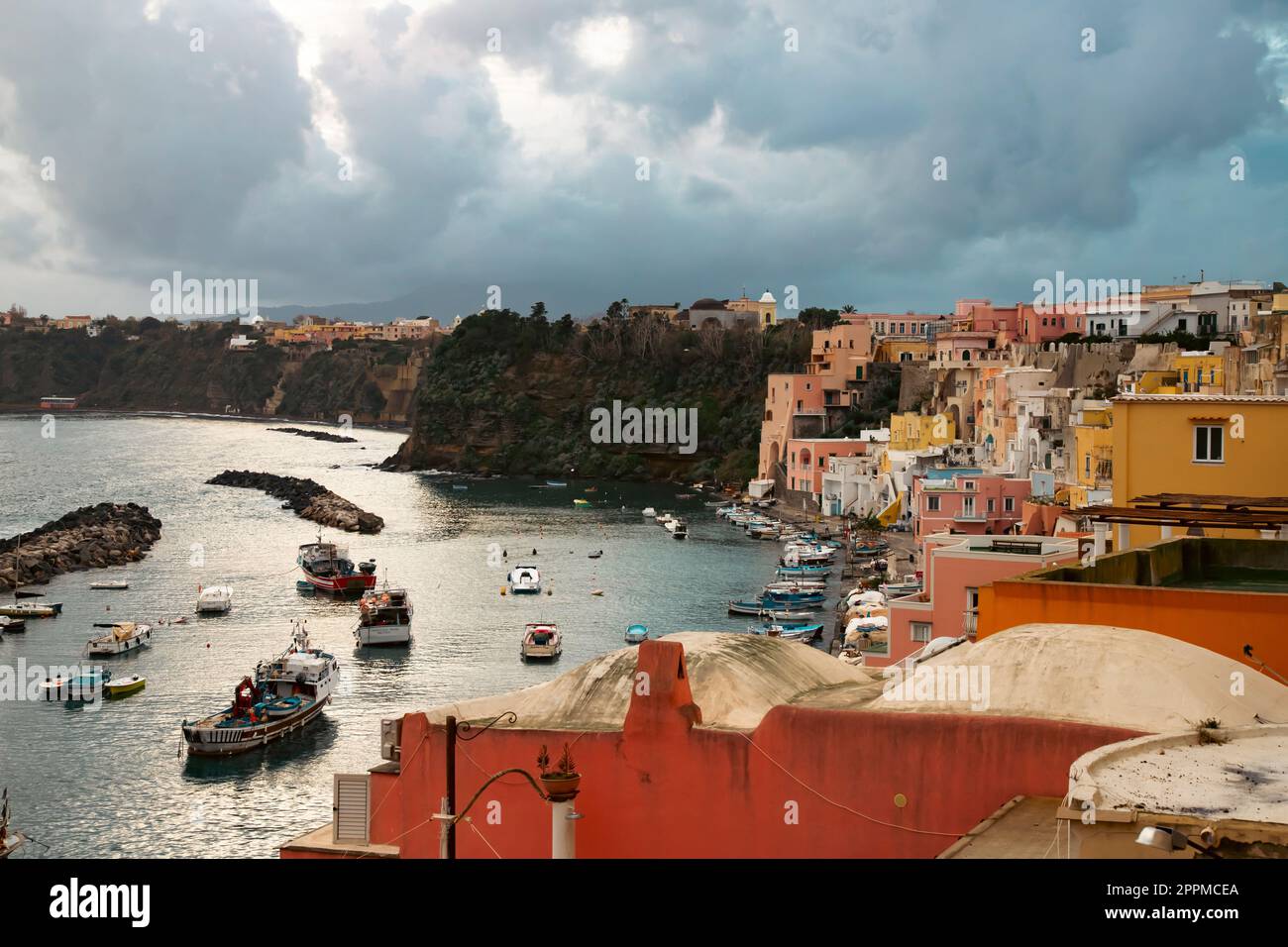 Beau village de pêcheurs, Marina Corricella sur l'île de Procida, baie de Naples, Italie. Banque D'Images