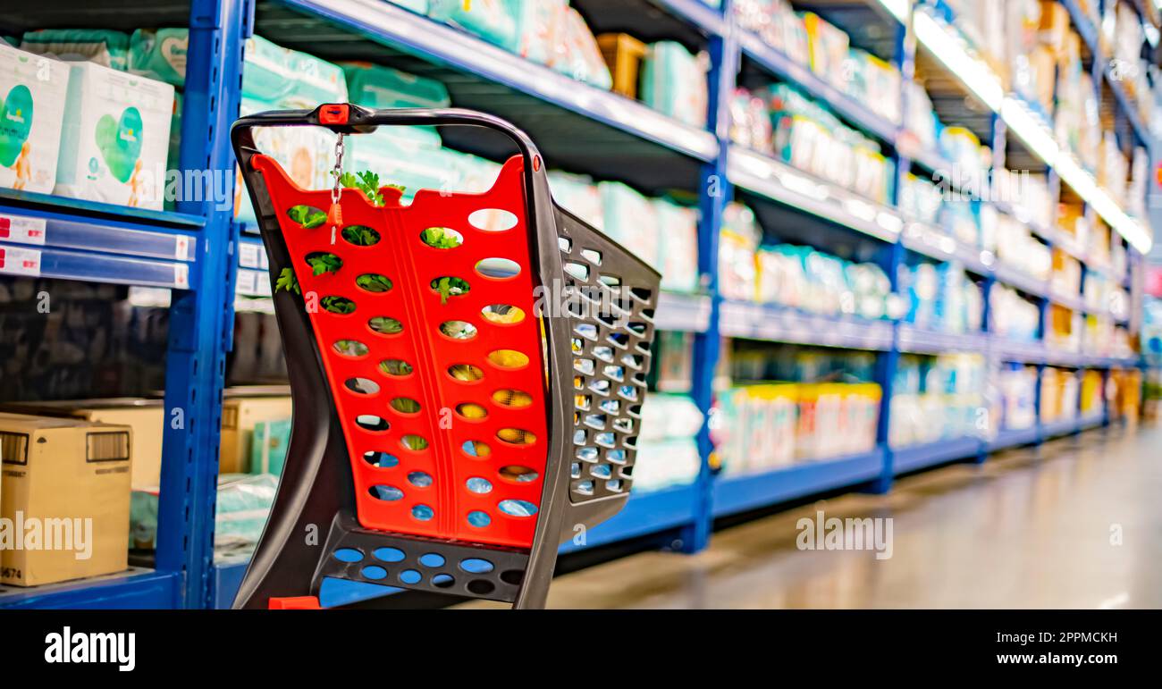 Un panier avec des produits d'épicerie dans un supermarché Banque D'Images