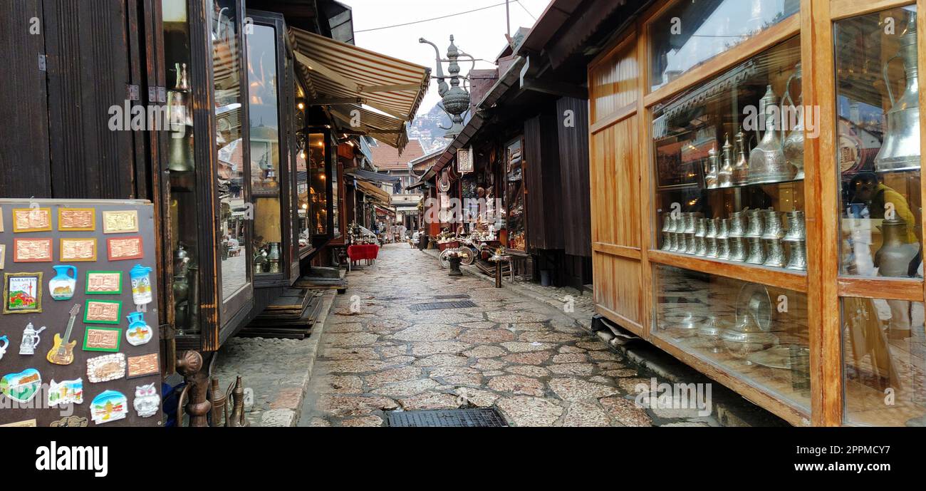 Sarajevo, Bosnie-Herzégovine - 8 mars 2020 : souvenirs dans le vieux bazar et le centre historique et culturel de Sarajevo appelé Bascarsija Banque D'Images