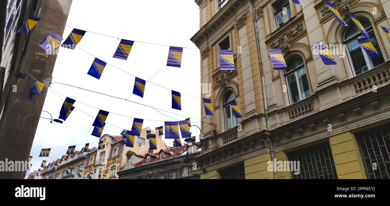 Sarajevo, Bosnie-Herzégovine, 8 mars 2020. Rues de Sarajevo avec drapeaux. Centre historique et touristique de la ville. Vue de bas en haut. Façades de maisons anciennes, décorations festives. Banque D'Images