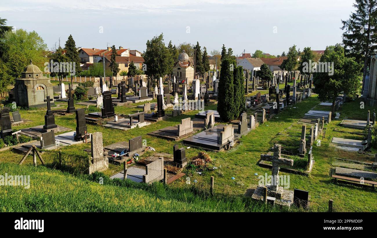 Sremska Mitrovica, Serbie, 07 août 2020. Cimetière, monuments et collines. Été et herbe verte. Cimetière chrétien. Religion et concept d'un autre monde. Banque D'Images