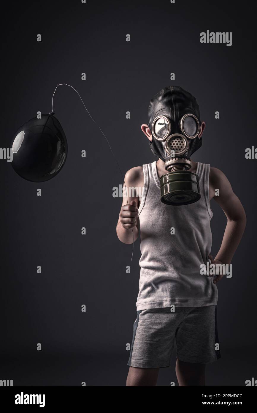enfant avec masque à gaz et ballon noir Banque D'Images