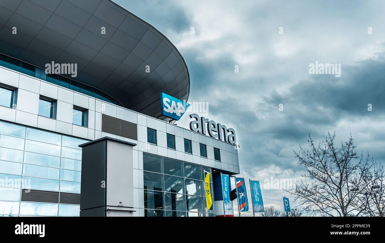 Bâtiment et logo de SAP Arena, arène polyvalente pour événements sportifs et concerts Banque D'Images