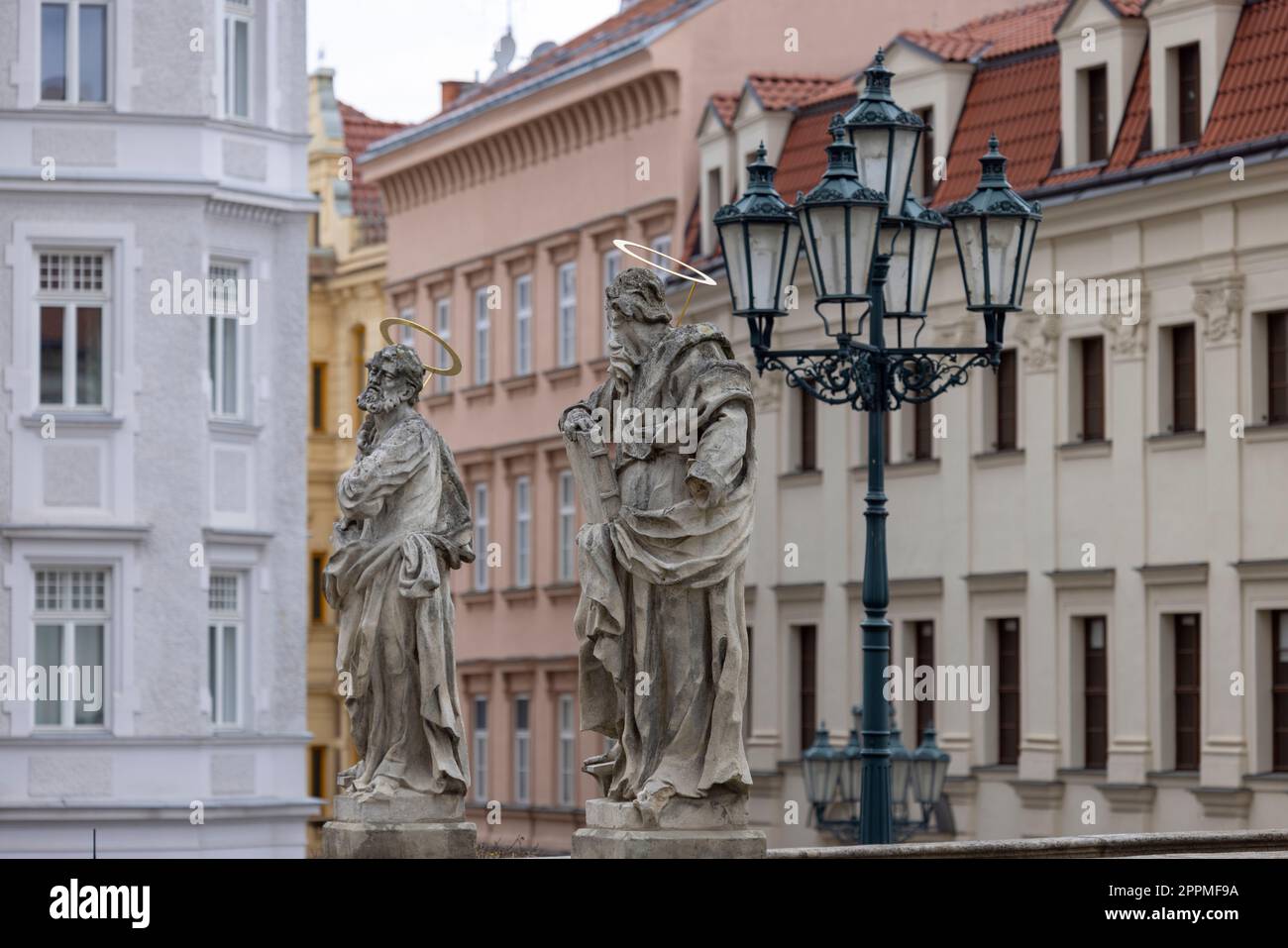 Statues de St. Pierre et Paul à côté du Musée diocésain, Brno, République tchèque Banque D'Images