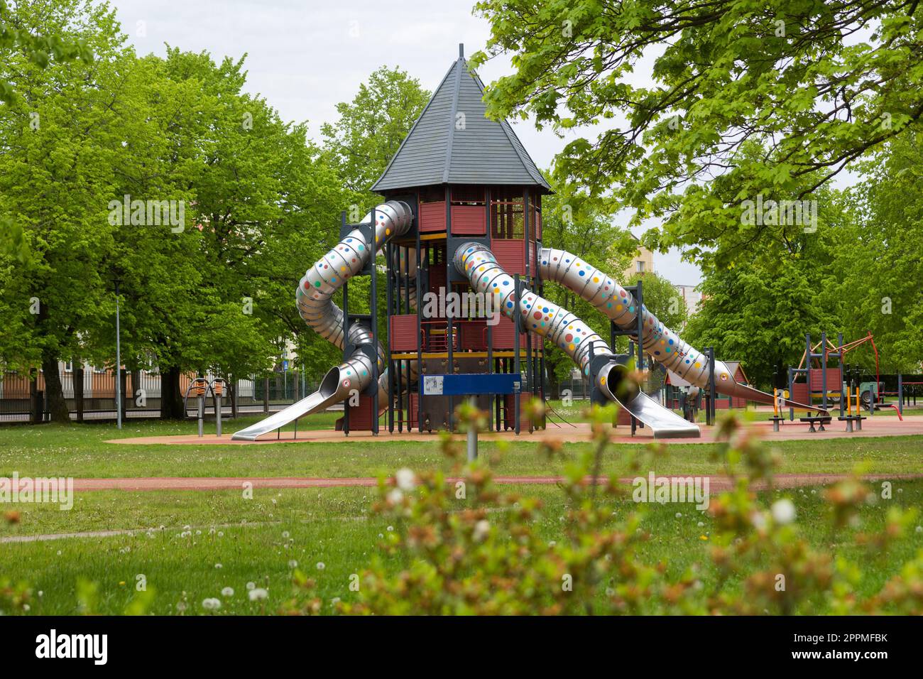 Attraction pour enfants dans le parc de la ville Banque D'Images