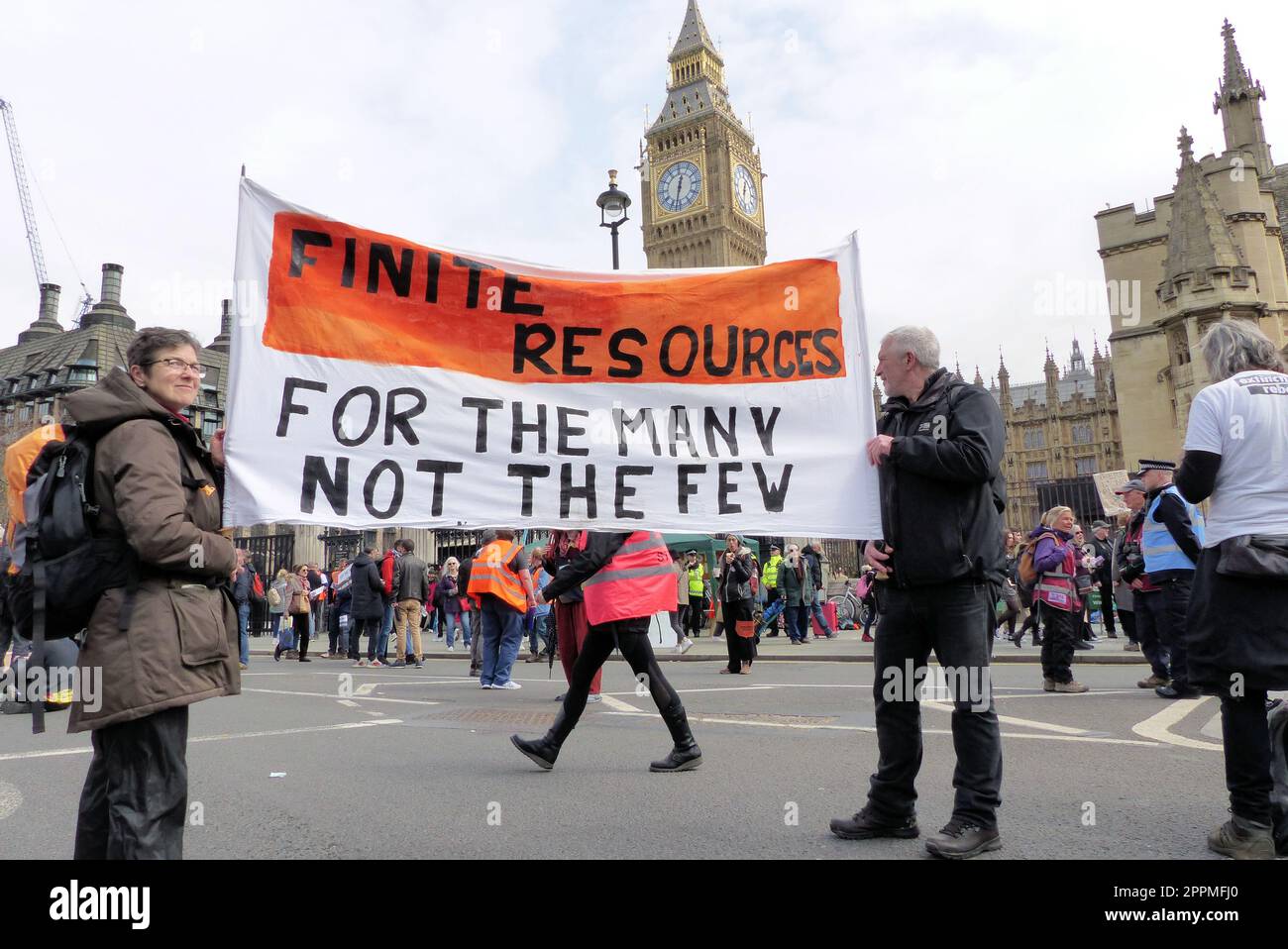 Londres, Royaume-Uni. 24th avril 2023. Extinction la rébellion bloque le Parlement le 4th jour des manifestations. Crédit : Brian Minkoff/Alamy Live News Banque D'Images