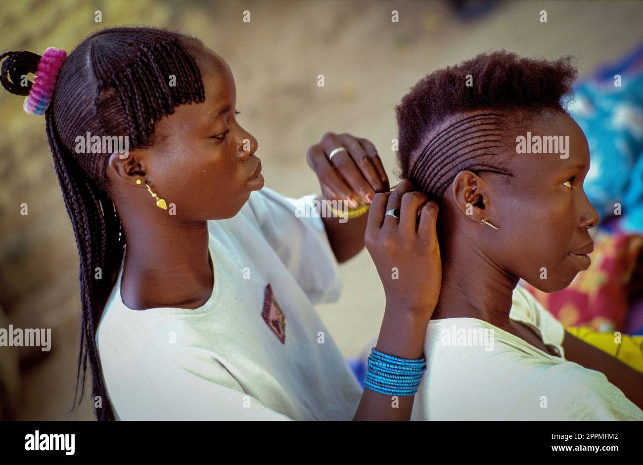 Sénégal - la femme fait ses cheveux au barbier local de Dakar Banque D'Images