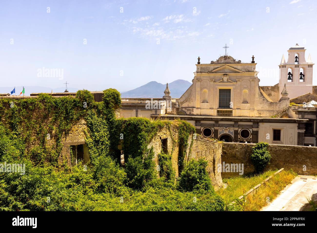 Vue de la ville sur le golfe de Naples et monastère Certosa di San Martino depuis Castel Sant'Elmo, Naples Italie Banque D'Images