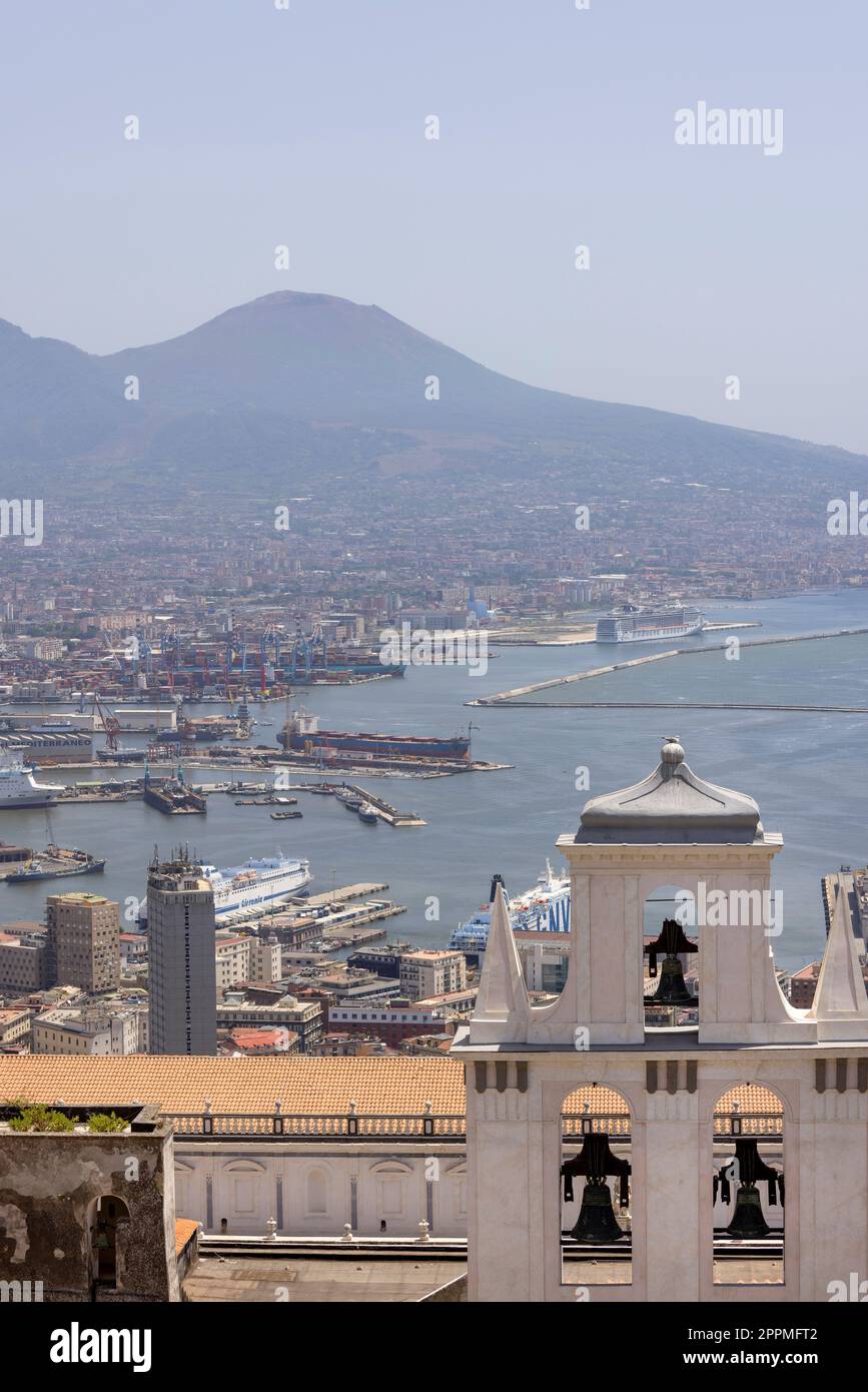 Vue de la ville sur le golfe de Naples et monastère Certosa di San Martino depuis Castel Sant'Elmo. Volcan Mont Vésuve en arrière-plan, Naples Italie Banque D'Images