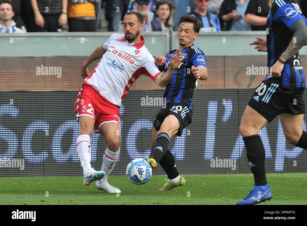 Antonio Mazzotta (Bari) contrecarré par Olimpiu Morutan (Pise) pendant l'AC Pise vs SSC Bari, le football italien série B match à Pise, Italie, 23 avril 2023 Banque D'Images