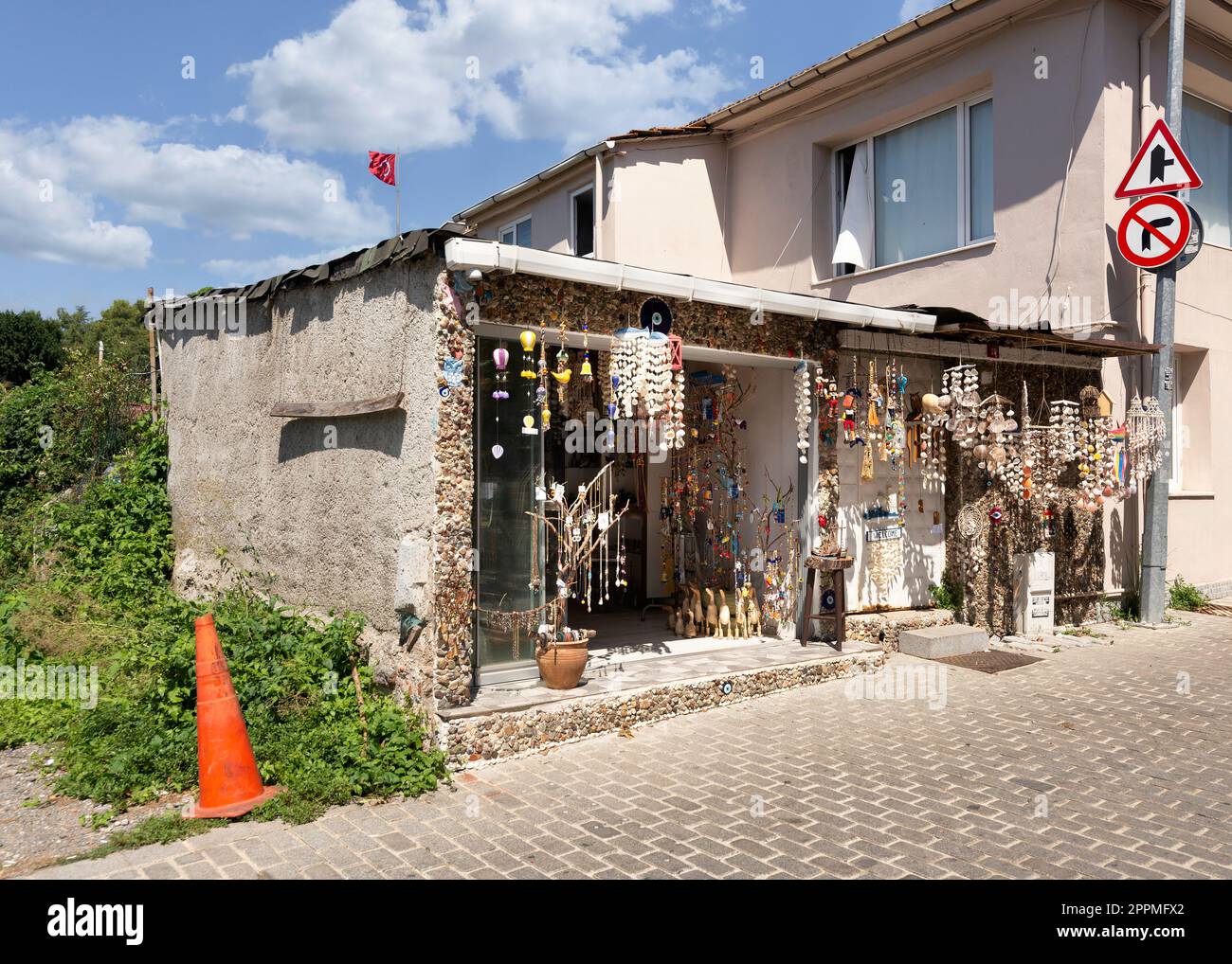 Storefront de magasin de souvenirs, avec de l'artisanat fait à la main en coquillages, quartier Anadolu Kavagi, Istanbul, Turquie Banque D'Images