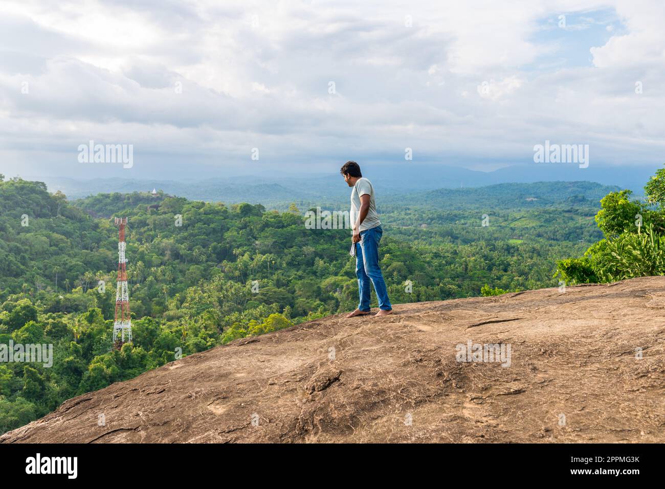 Sur le plus haut niveau de la Temple et monastère bouddhiste de Mulkirigala Raja Maha Vihara Banque D'Images Sur le plus haut niveau de la Temple et monastère bouddhiste de Mulkirigala Raja Maha Vihara Banque D'Images