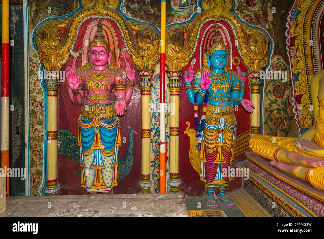 À l'intérieur de l'Mulkirigala Raja Maha Vihara, un ancien temple bouddhiste à Mulkirigala, Sri Lanka Banque D'Images À l'intérieur de l'Mulkirigala Raja Maha Vihara, un ancien temple bouddhiste à Mulkirigala, Sri Lanka Banque D'Images