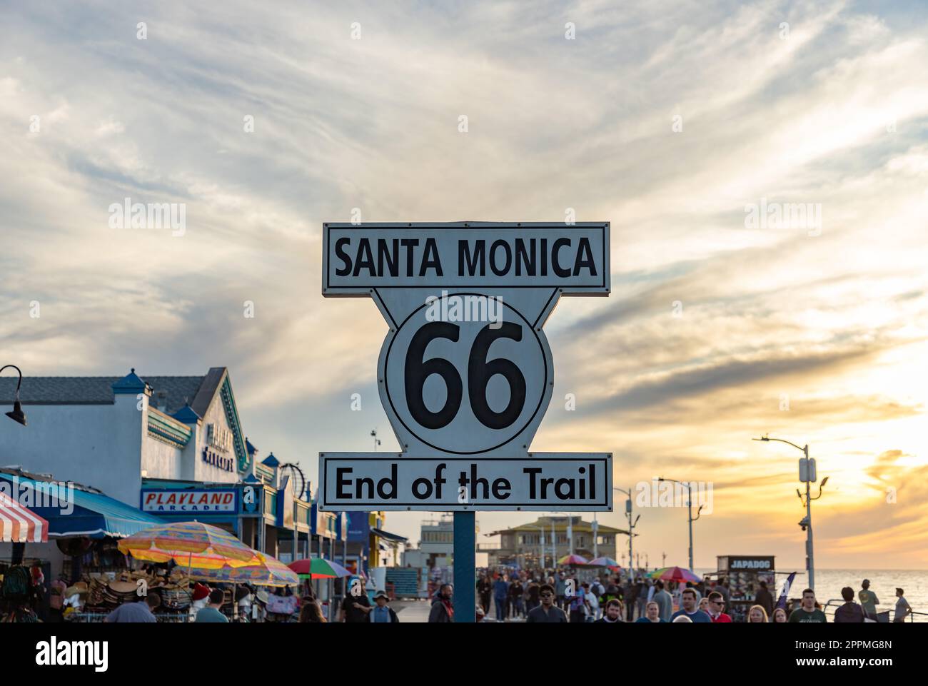 Route 66 panneau Santa Monica au coucher du soleil Banque D'Images