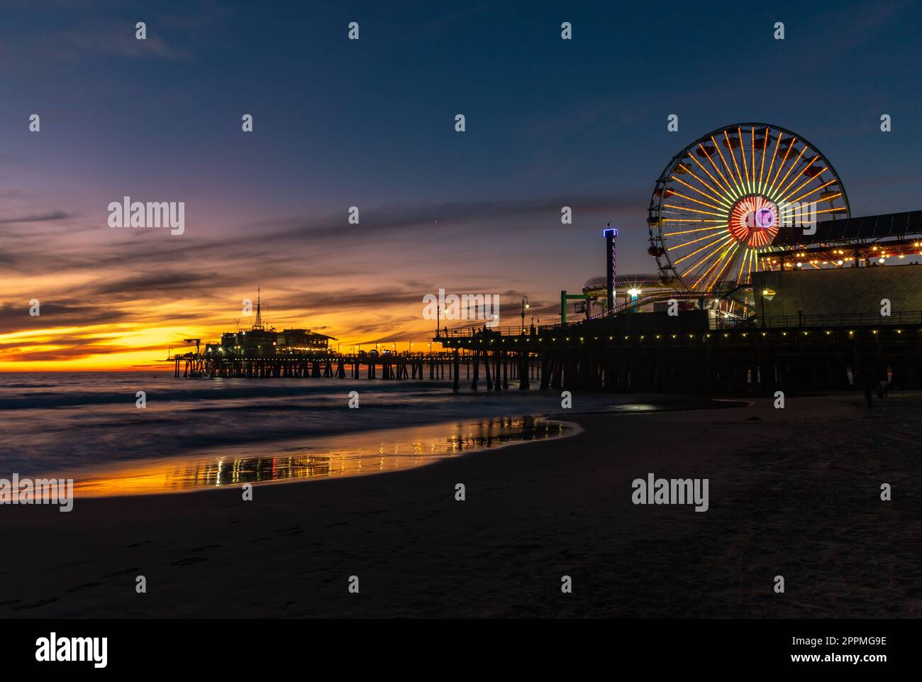 Santa Monica Pier, Pacific Wheel et Santa Monica Beach au coucher du soleil Banque D'Images
