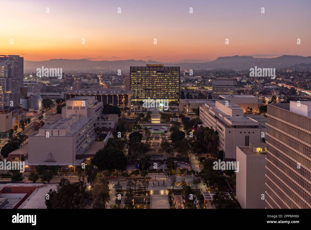 Grand Park et Water and Power Community Credit Union au coucher du soleil Banque D'Images