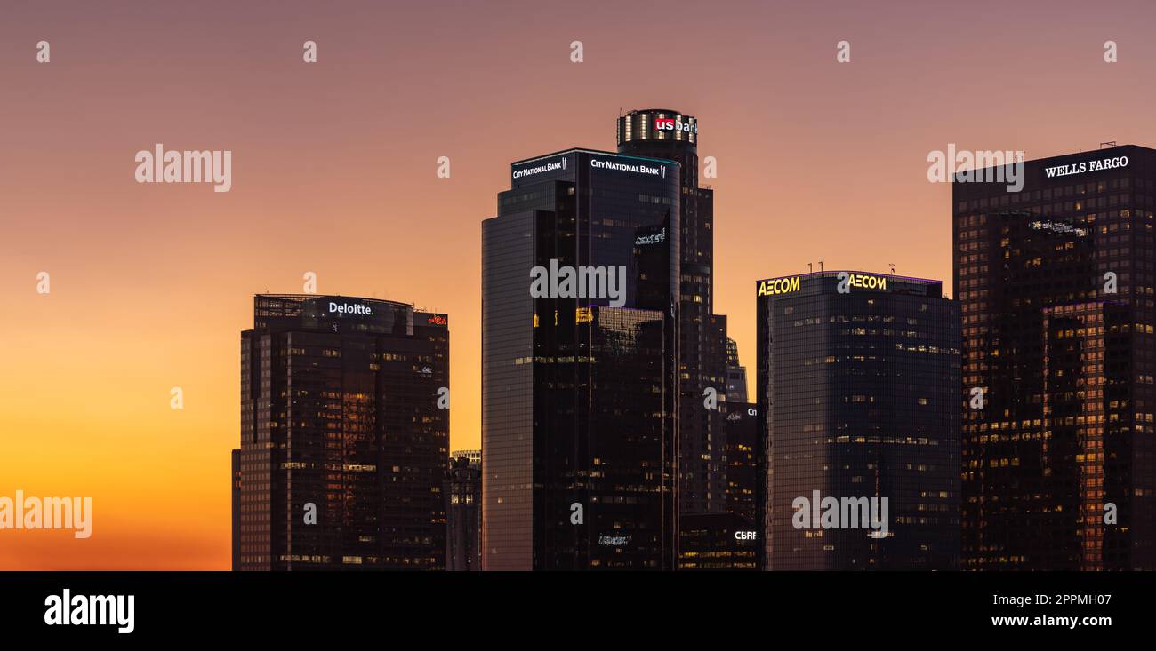 Gratte-ciel du centre-ville de Los Angeles et panneaux au coucher du soleil Banque D'Images