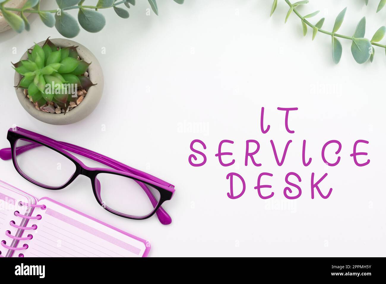 Légende présentant IT Service Desk. Mot écrit sur le centre d'aide en ligne de support technologique Banque D'Images