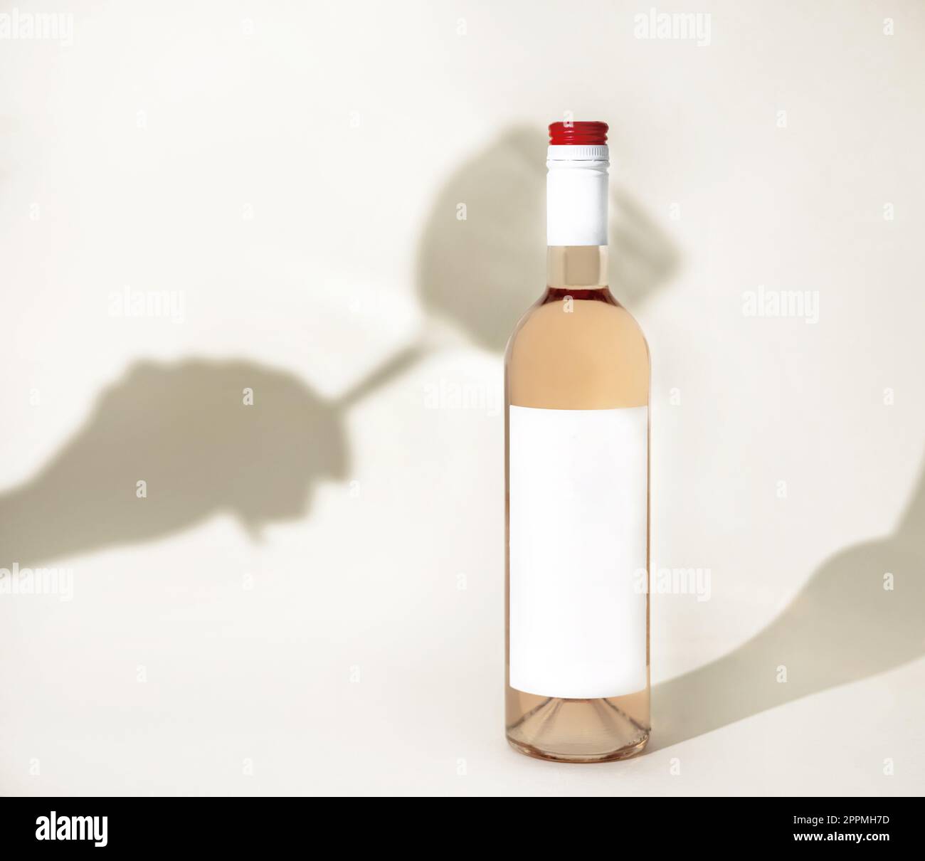 composition en bouteille de vin de rose, verre, fromage rond Banque D'Images