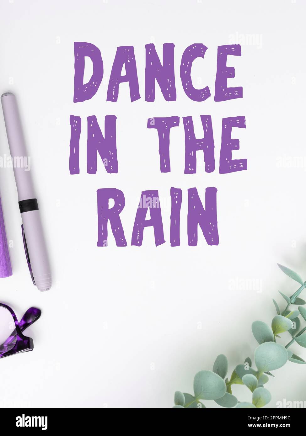 Affiche textuelle indiquant Dance in the Rain. Vue d'ensemble des affaires Profitez des activités puériles de jour de pluie dansant heureux Banque D'Images
