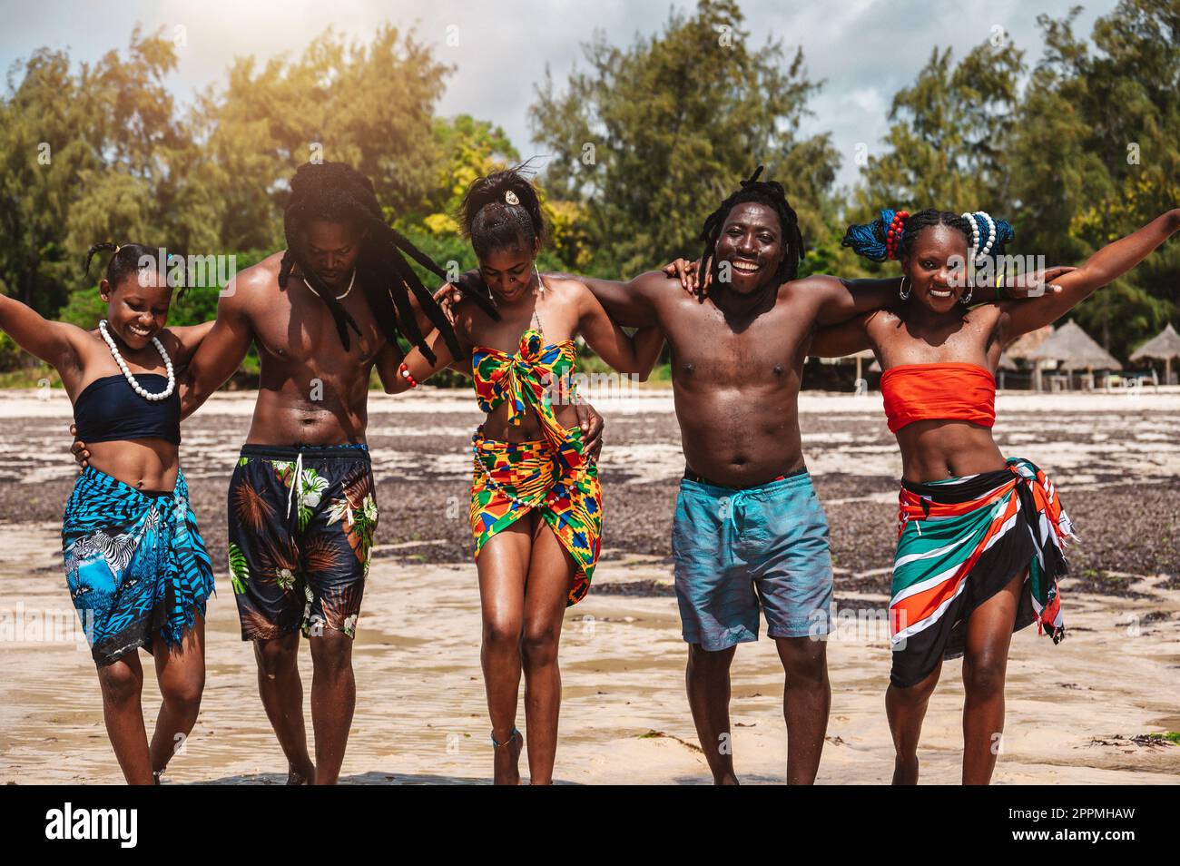 Les kenyans dansent sur la plage avec des vêtements locaux typiques Banque D'Images