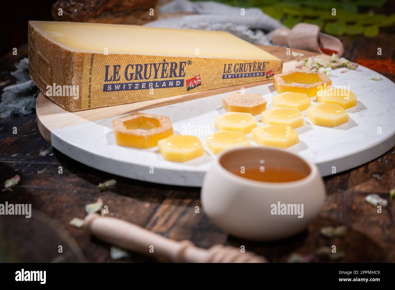 Célèbre et goûté le GruyÃ¨re SWISS AOP au miel Banque D'Images