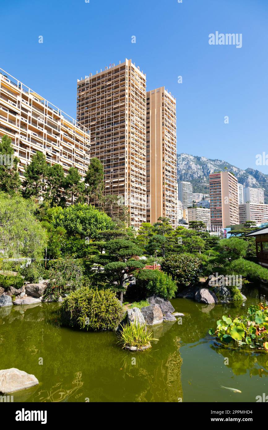 Monte Carlo: Jardin japonais avec la ville en arrière-plan Banque D'Images