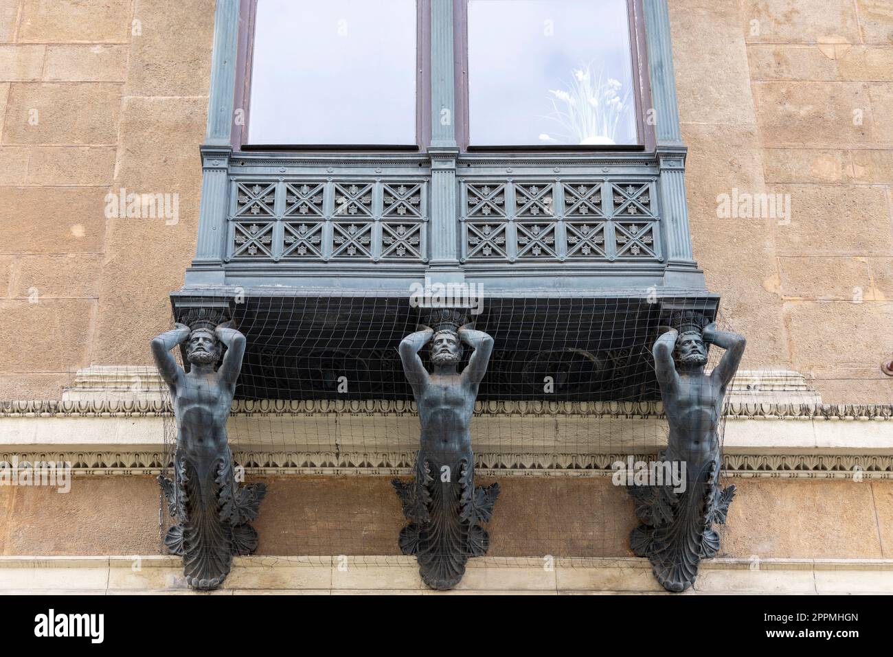 Klein Palace, baie vitrée en fonte soutenue par trois personnages masculins en fer, Brno, République tchèque Banque D'Images