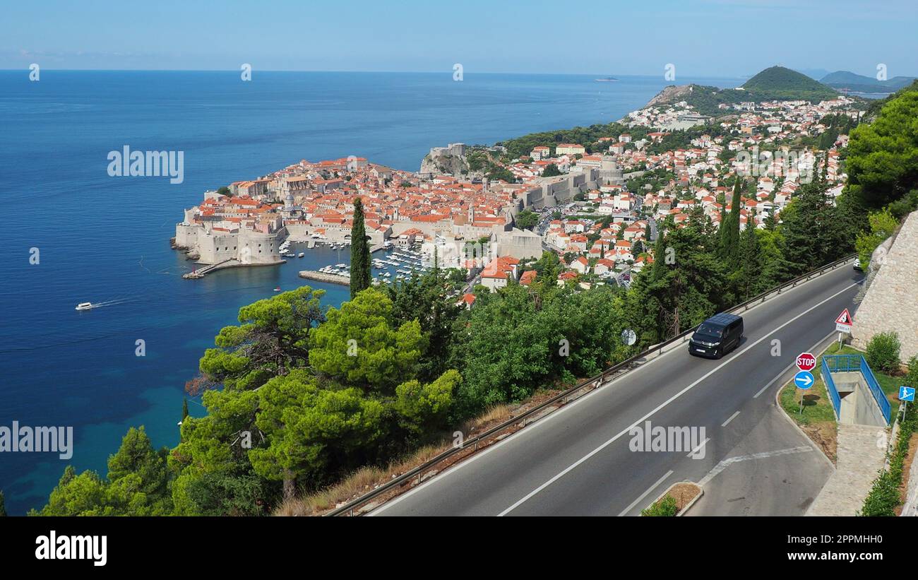 Dubrovnik, Croatie 08.14.2022 circulation routière près de la vieille ville de Dubrovnik en Croatie. Dubrovnik Ragusa centre administratif du comté de Dubrovnik-Neretva. Vue de dessus depuis la plate-forme d'observation sur le rocher. Banque D'Images