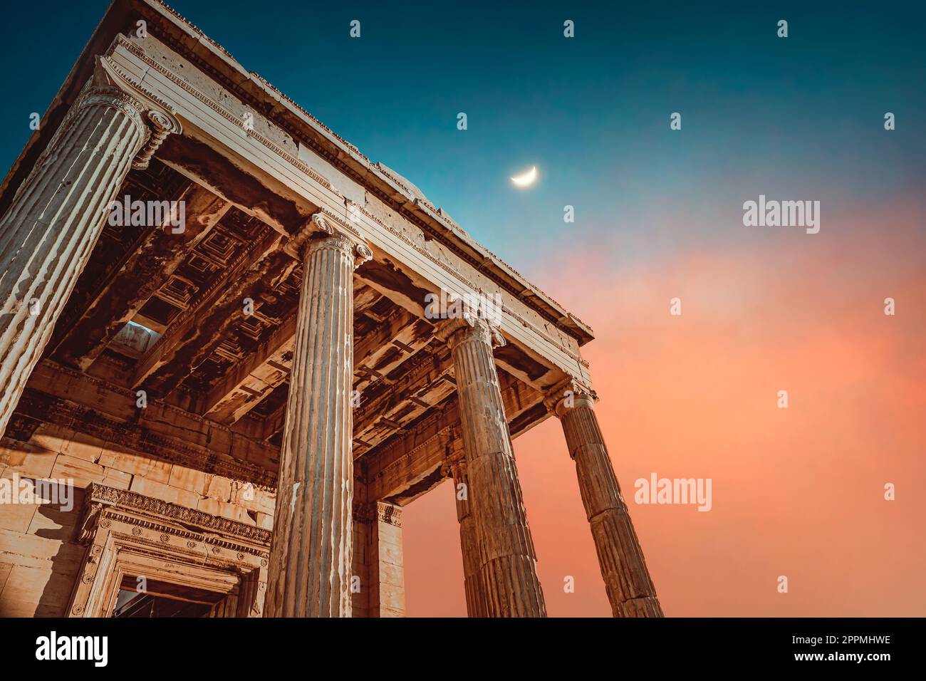Parthénon sur un ciel coloré la nuit Banque D'Images