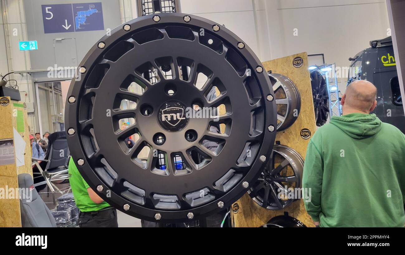 Camping-cars à une exposition pour le camping et les voyages Banque D'Images