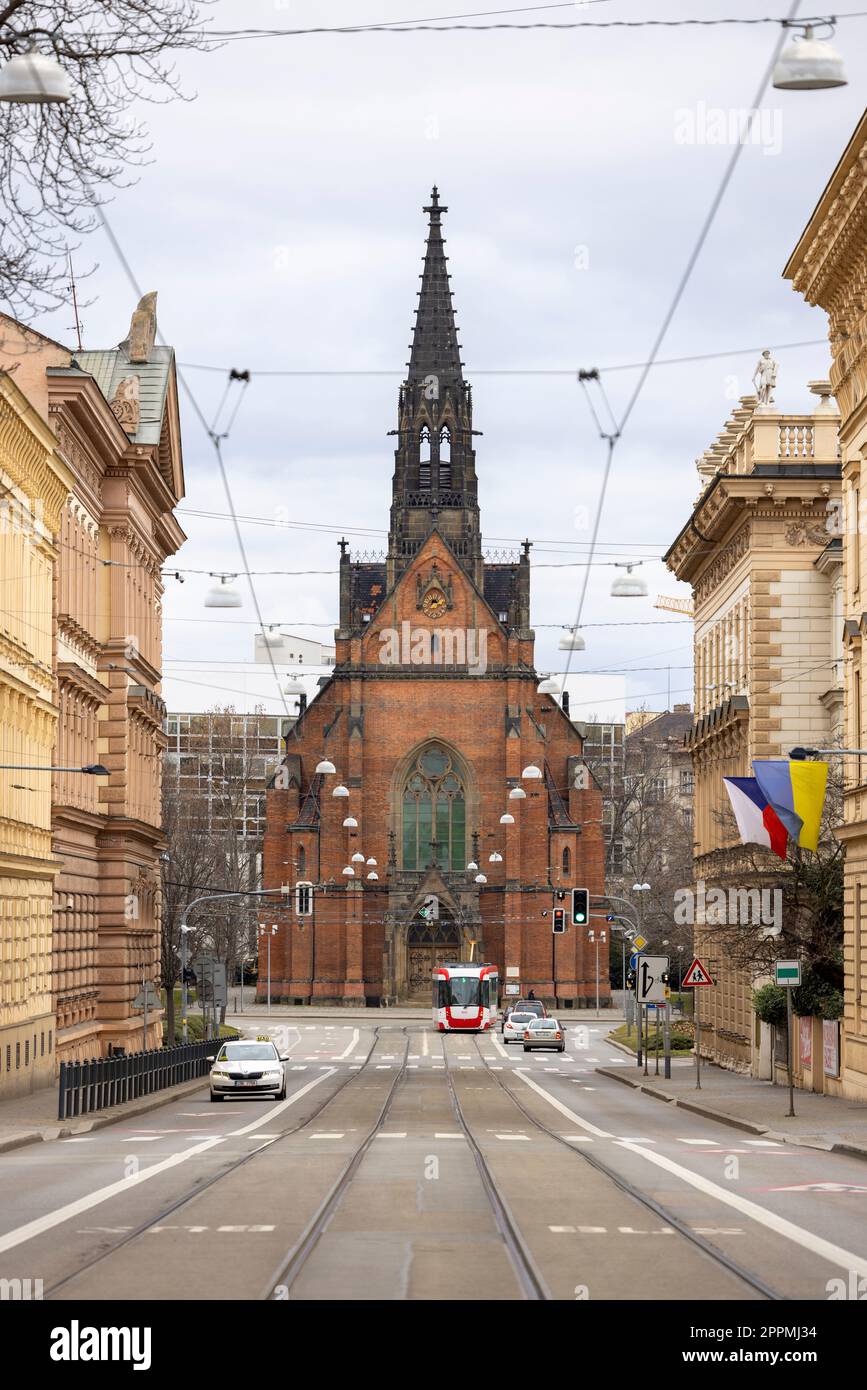 Vue sur la rue Husova avec l'église rouge protestante, Brno, République tchèque Banque D'Images