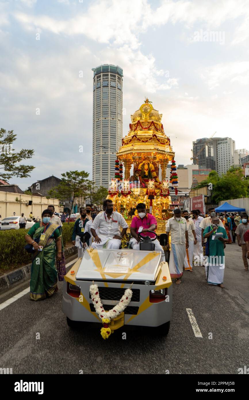 Char doré tiré en voiture pendant la procession Thaipusam Banque D'Images