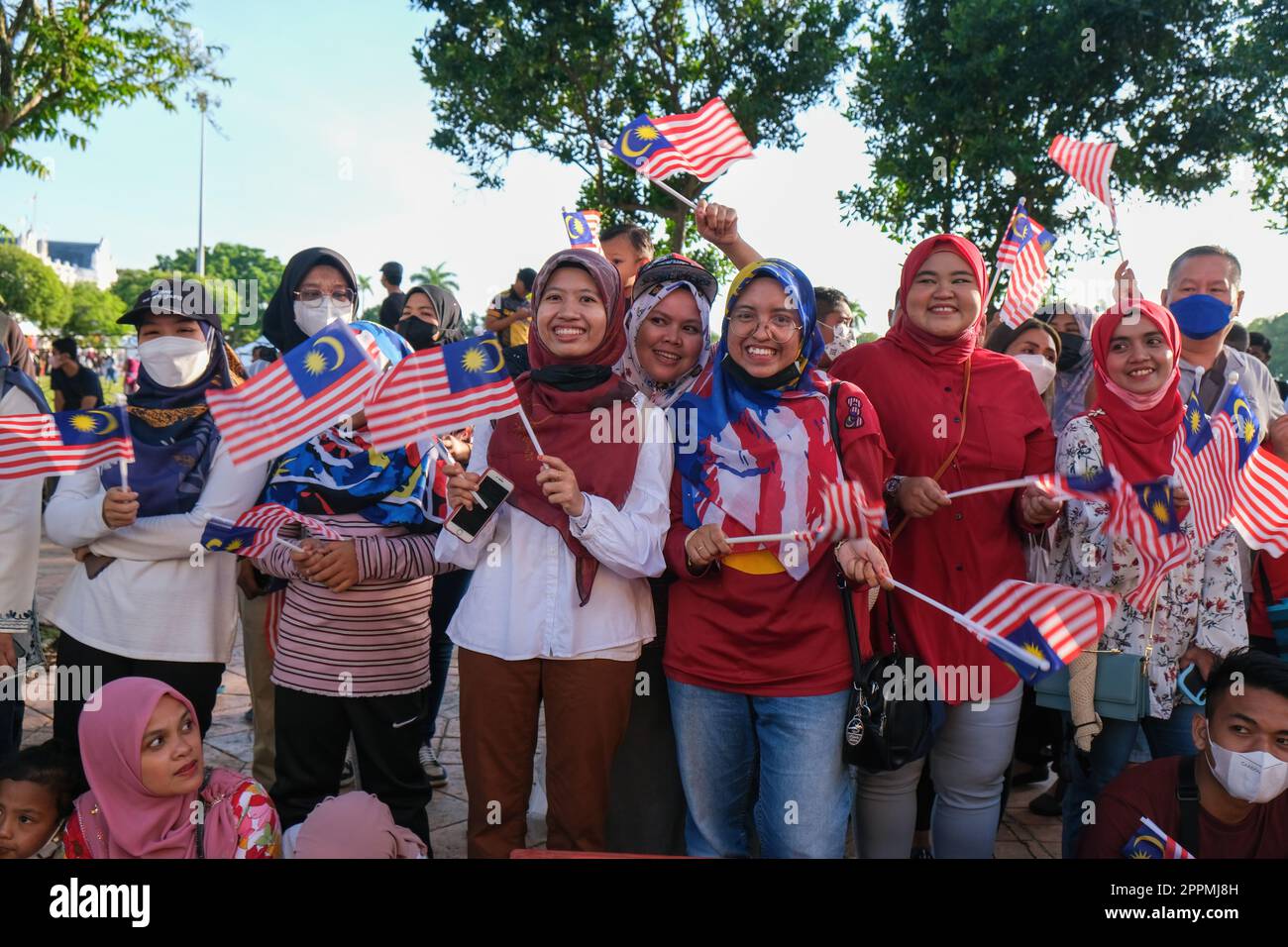 Les Malaisiens hissent le drapeau de la Malaisie Jalur Gemilang pendant Celebrate Merdeka Banque D'Images