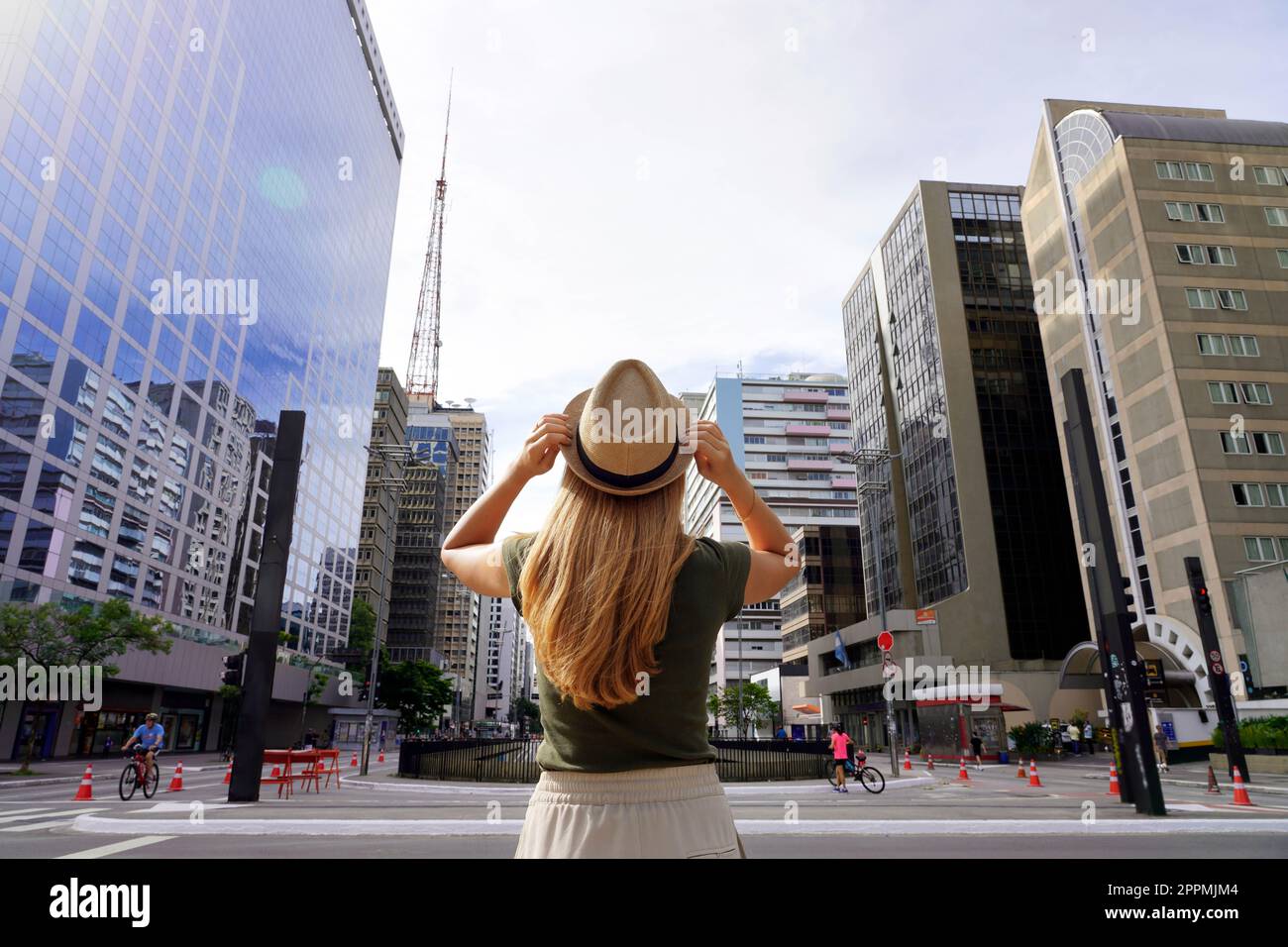 Belle fille arrive dans la grande ville de Sao Paulo. Jeune femme avec chapeau sur l'avenue Paulista à Sao Paulo, Brésil. Banque D'Images