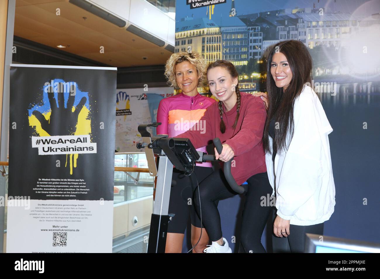 Annika Zimmermann,Svenja TheiÃŸen,Alicia Alvarez,cyclisme caritatif dans le passage Europa où une ampoule est éclairée avec des ergomètres. L'argent va 1:1 à des projets d'aide ukrainiens en coopération avec l'organisation #WeAreAllUkra Banque D'Images