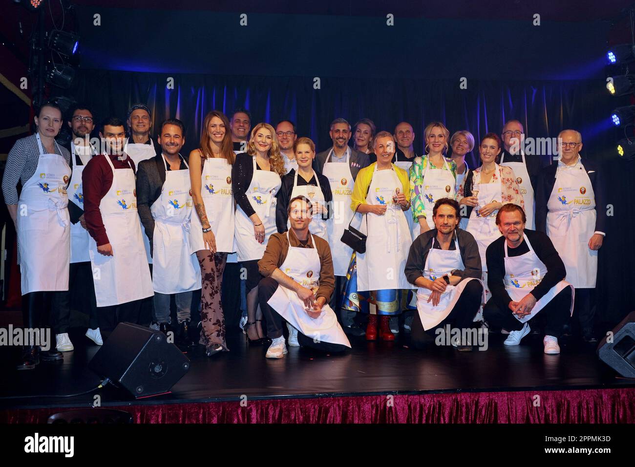 Photo de groupe avec Michel Abdollahi,Ralf Bauer,Tessa Bergmeier,Susanne BÃ¶hm,Boris Entrup,RÃ¼diger Grube,Julia Kretschmer-Wachsmann,Janne Friederike Meyer-Zimmermann,Oliver Mommsen,Cornelia Poletto,Sandra Quadflieg,Kirsten Roschlaub,Matthias Banque D'Images