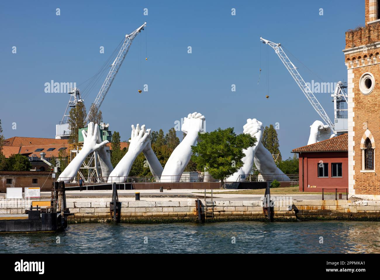 Sculpture Giant joint Hands Building Bridges de Lorenzo Quinn. Exposition à Arsenale, Castello, Venise Banque D'Images