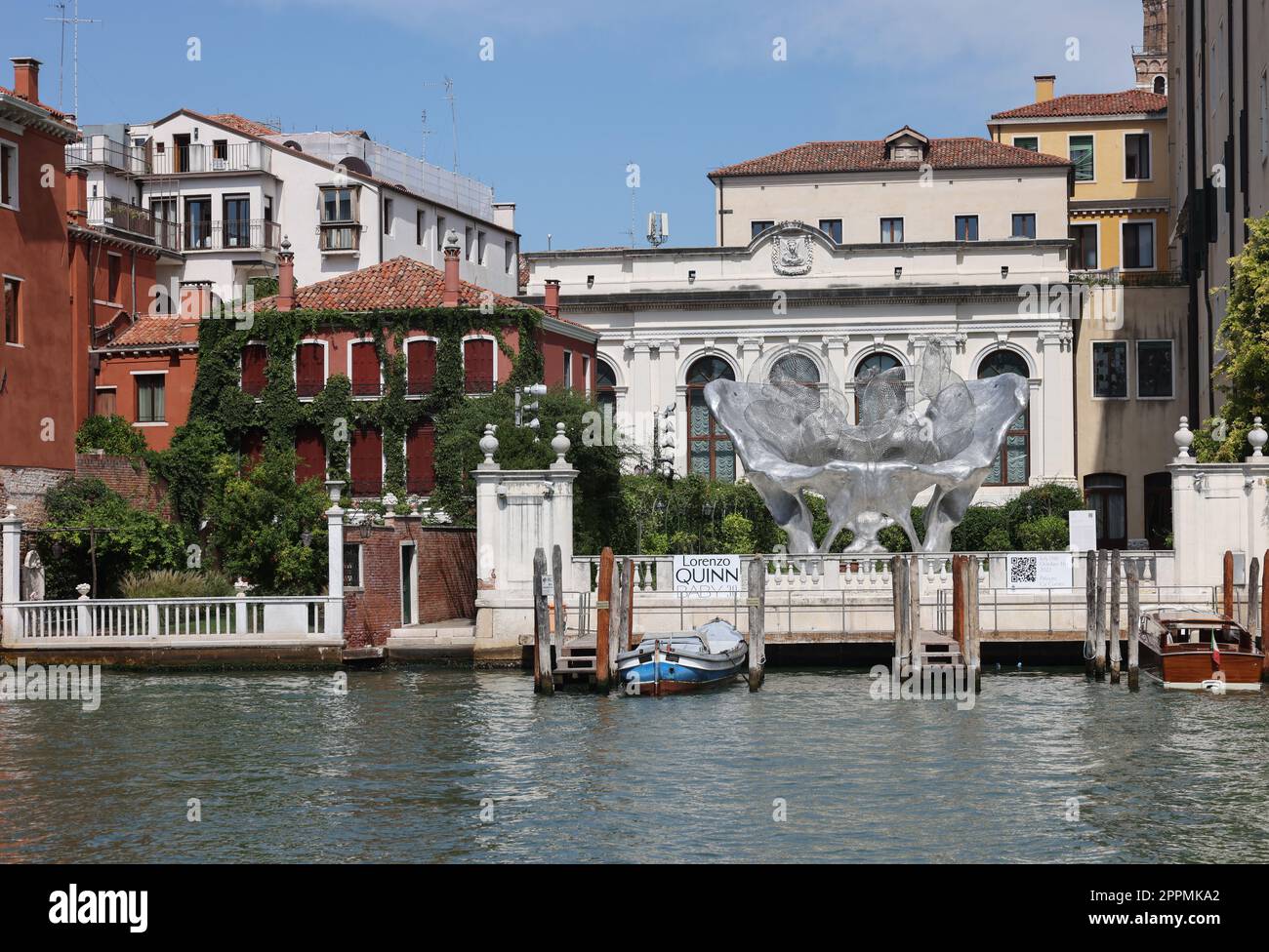 Baby 3,0 la sculpture monumentale de Lorenzo Quinn dans le jardin du Caâ€™ Corner della Caâ€™ Granda Palace à Venise. Banque D'Images