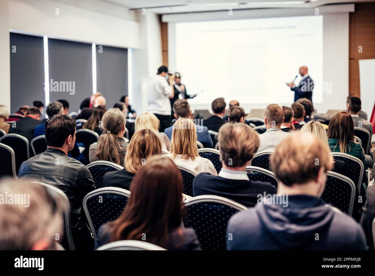 J'ai une question. Groupe de personnes en voyage d'affaires assis dans la salle de conférence. Homme d'affaires levant le bras. Conférence et présentation. Affaires et entrepreneuriat Banque D'Images