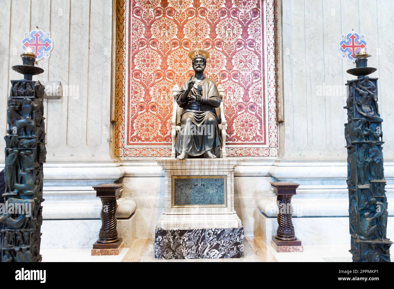 Cité du Vatican, basilique Saint-Pierre - statue Saint-Pierre située à l'intérieur de la basilique Banque D'Images