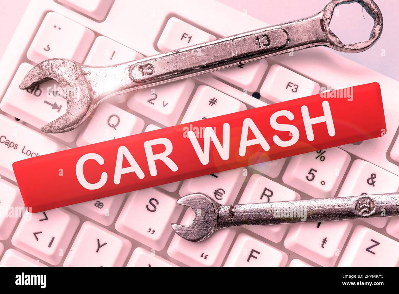 Présentoir conceptuel car Wash. Mot écrit sur un bâtiment contenant des équipements pour laver des voitures ou d'autres véhicules Banque D'Images