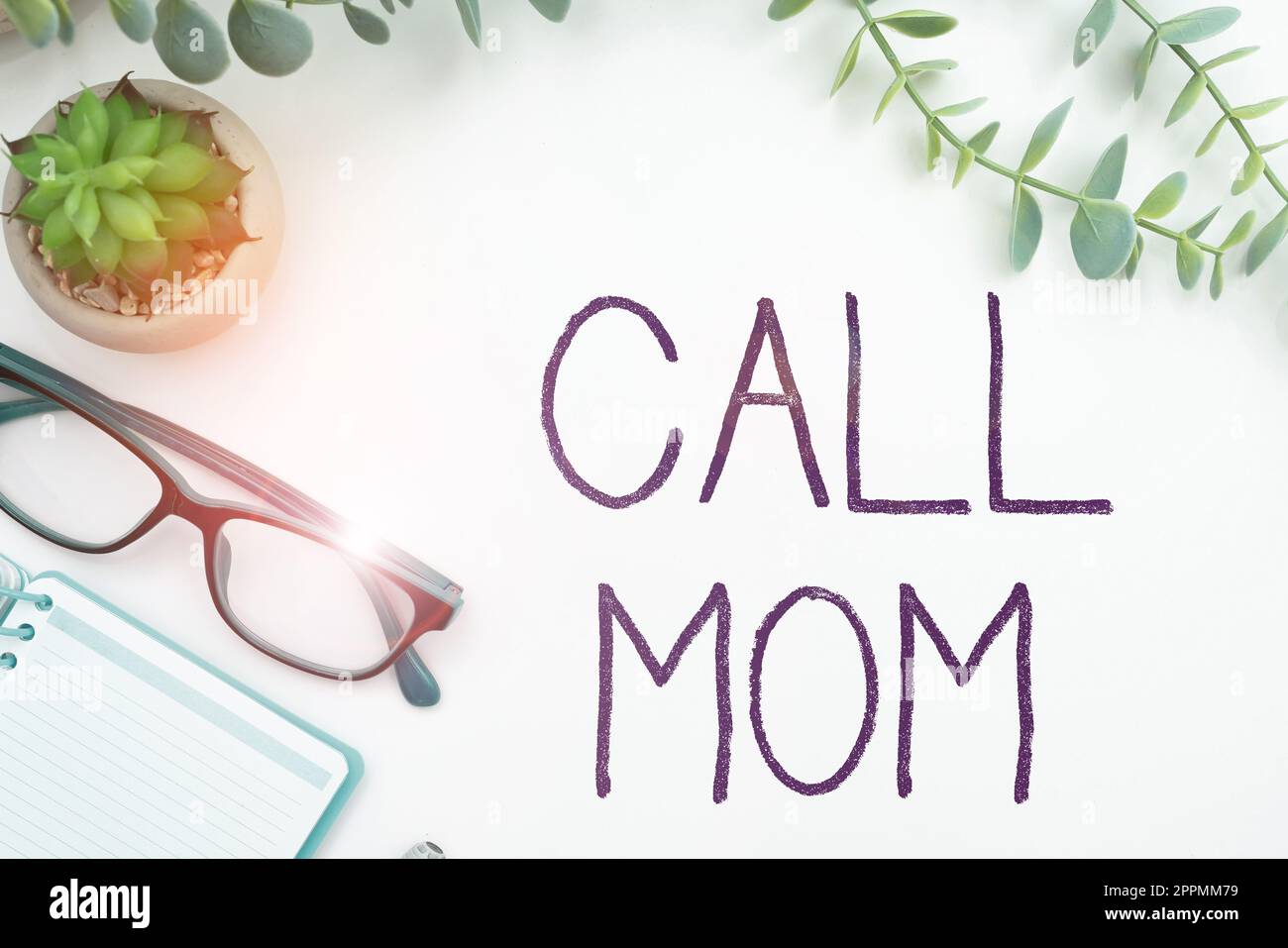 Écriture de texte affichant Call Mum. Concept Internet essayant de communiquer avec la mère à l'aide du smartphone Banque D'Images