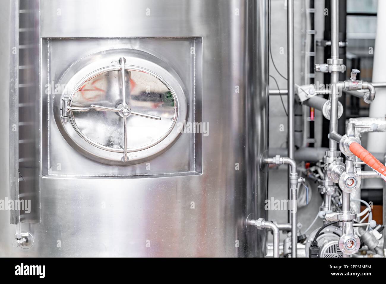 réservoirs en acier inoxydable pour le brassage de la bière dans une brasserie Banque D'Images
