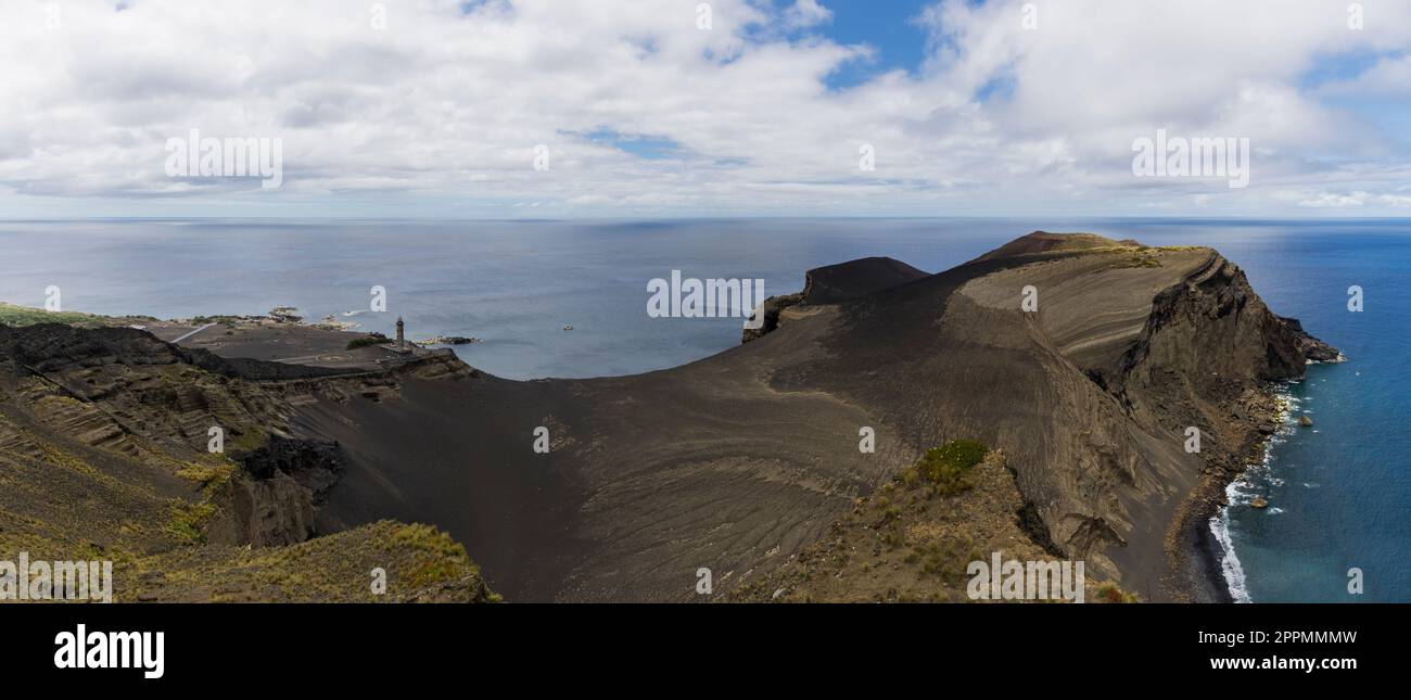 Phare détruit au volcan Capelinhos Banque D'Images